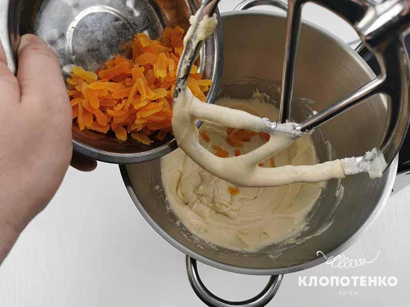 Порезанную курагу добавьте в тесто