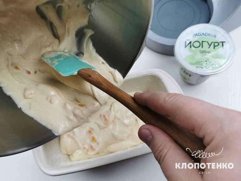 Выложите тесто из миски в форму