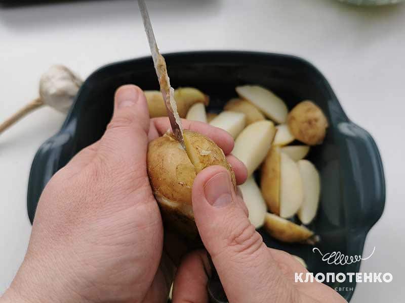 Нарежьте картофель продолговатыми четвертинками