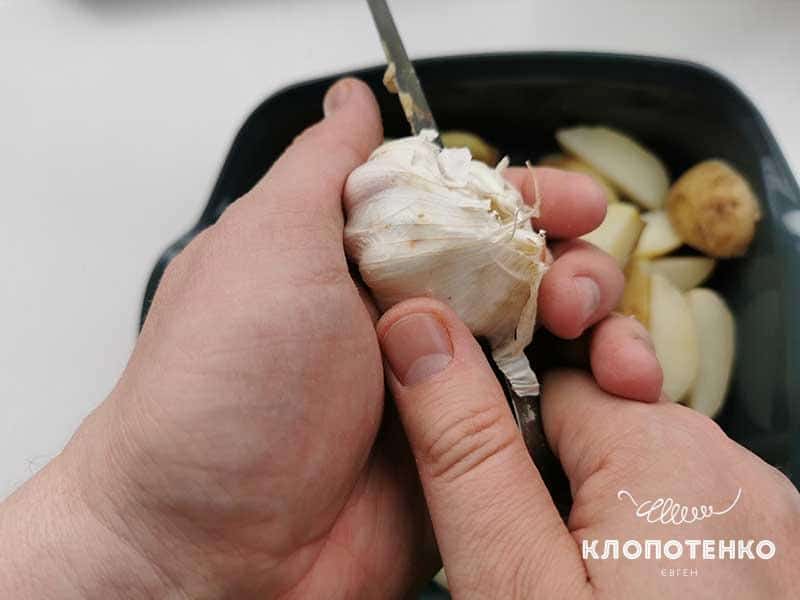 Добавьте в форму к картофелю головку чеснока