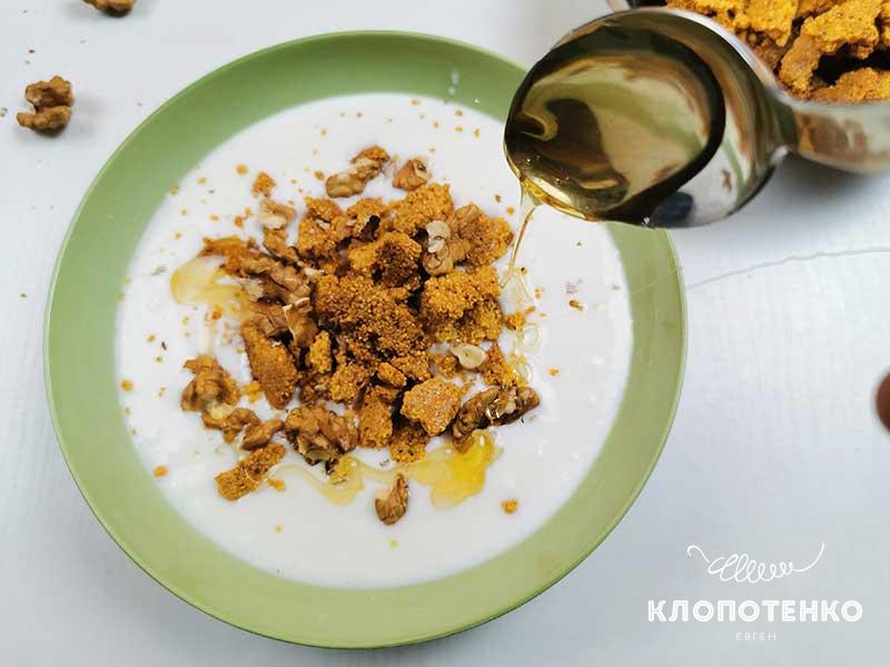 сверху выложите кусочки гранолы