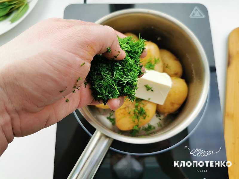 Добавьте масло и укроп