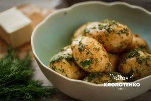 Молодой картофель с укропом