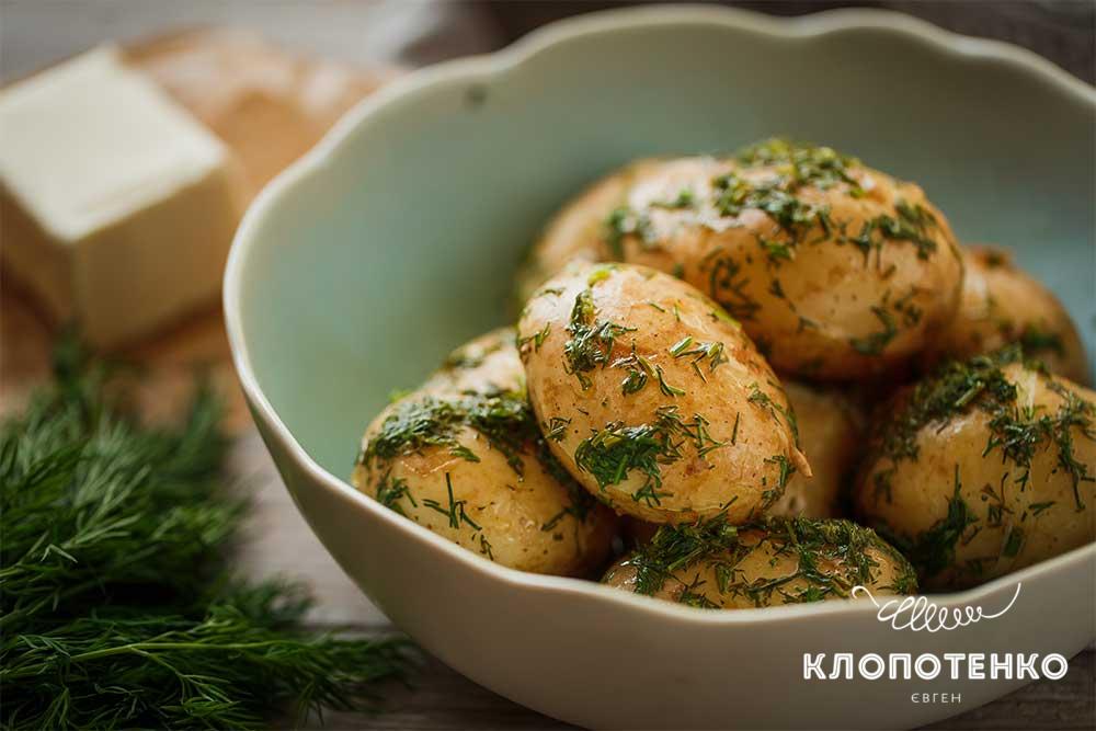 Молодой картофель с укропом