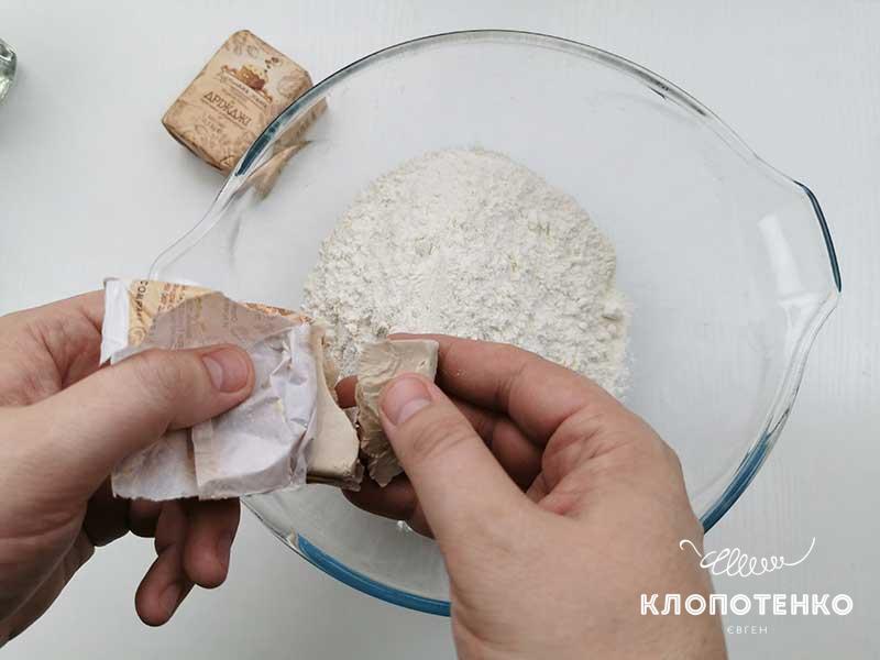 Раскрошите дрожжи в муку