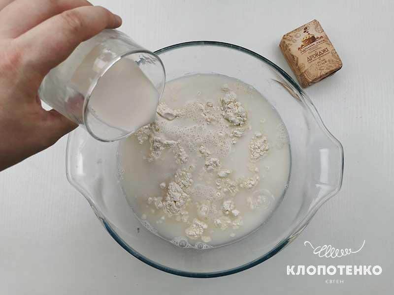 Добавьте молоко и соль