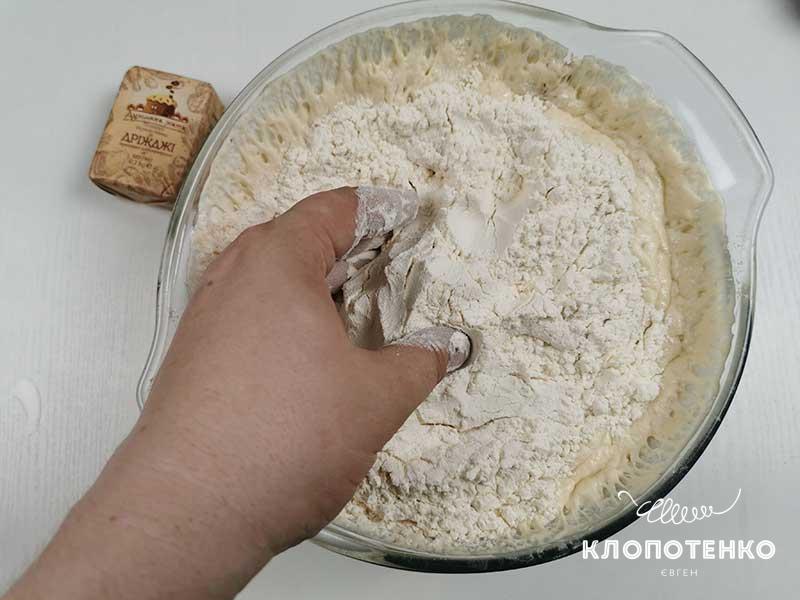 Добавьте в опару оставшиеся ингредиенты