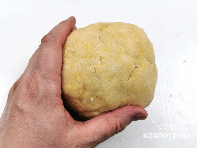 Сформируйте из теста шар