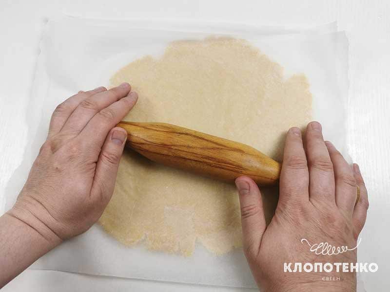 Раскатайте тесто