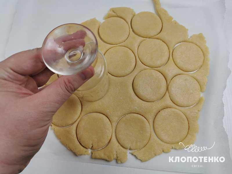Вырежьте из теста круглое печенье