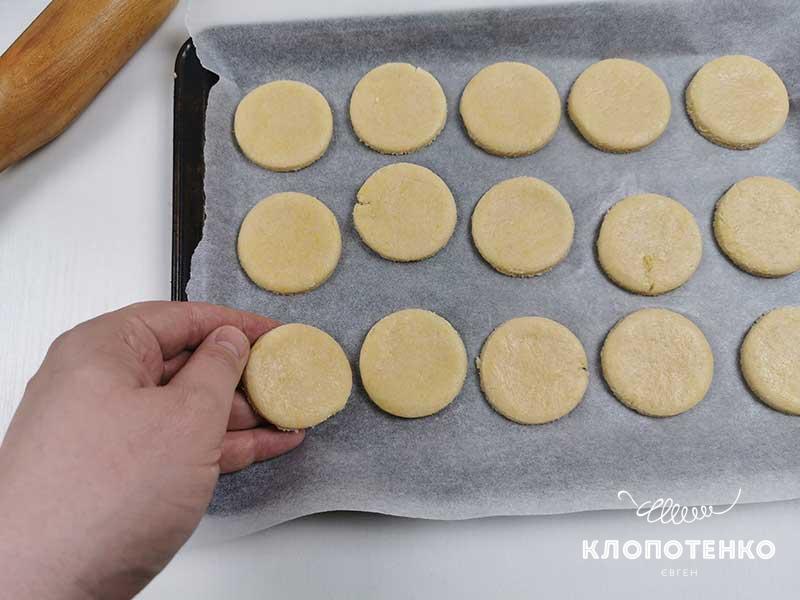 Смажьте печенье взбитым яйцом