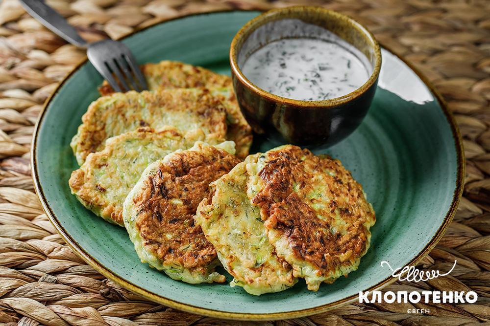 Оладки з кабачків з йогуртовим соусом