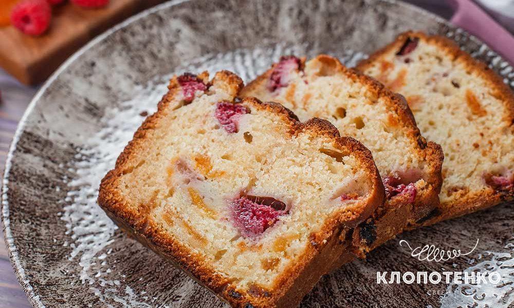 Йогуртовий пиріг із малиною і курагою