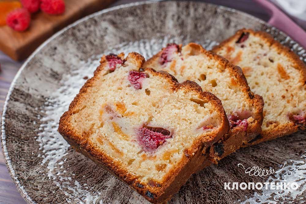 Йогуртовий пиріг із малиною і курагою