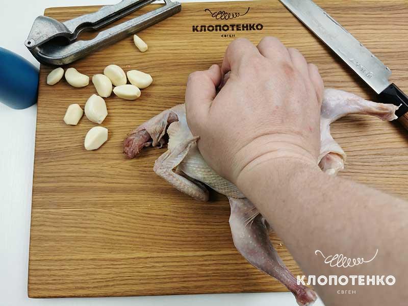 Прижмите тушку ладонью