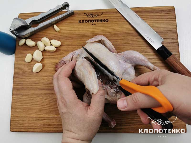 Разрежьте цыпленка вдоль грудки