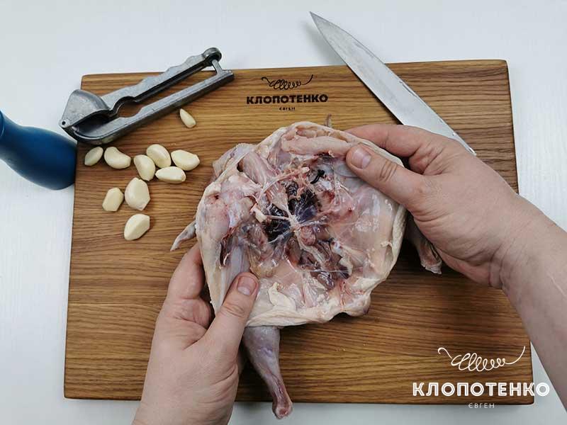 Раскройте тушку «книжкой»