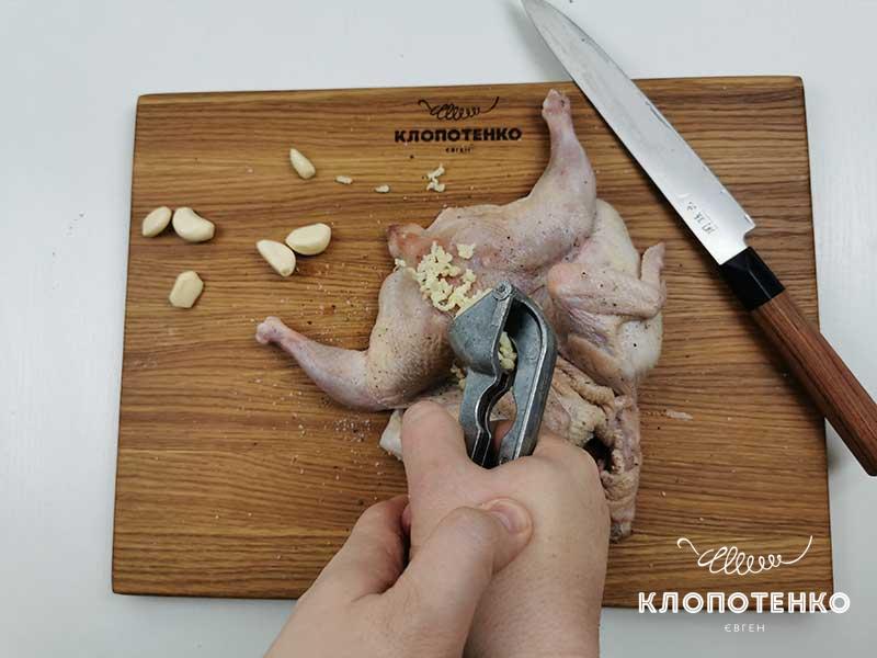 Натрите цыпленка чесноком и специями