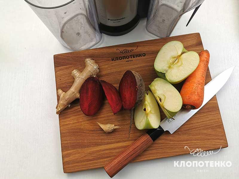 Смешайте свеклу, морковь и яблоко