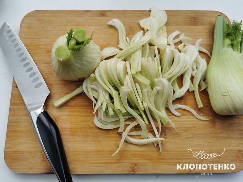 Нарежьте фенхель