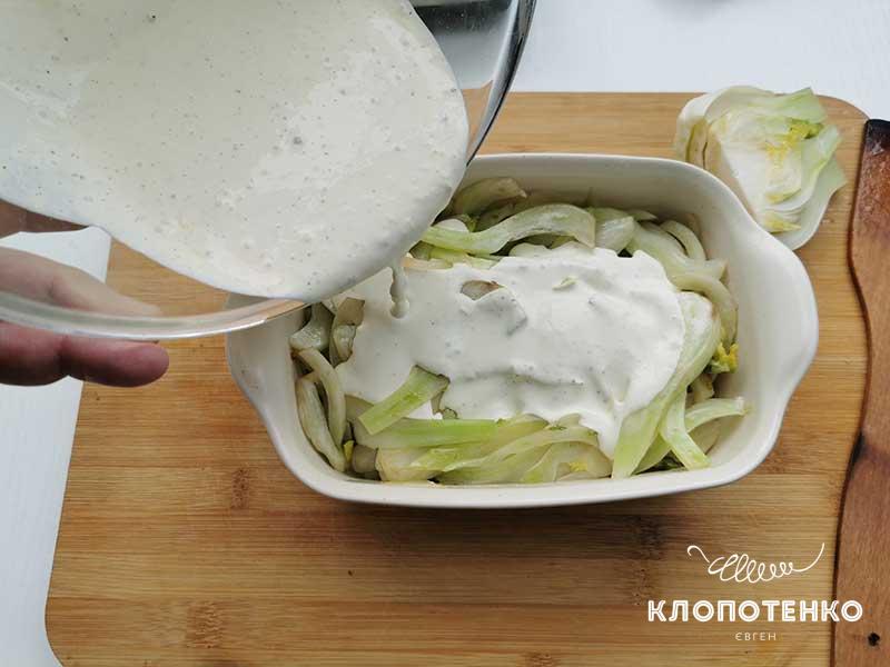 Залейте форму с фенхелем сливочной смесью