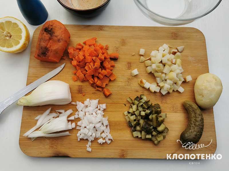 Нарежьте овощи кубиками