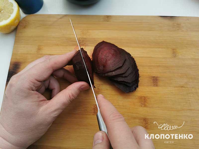 Нарежьте свеклу кружочками