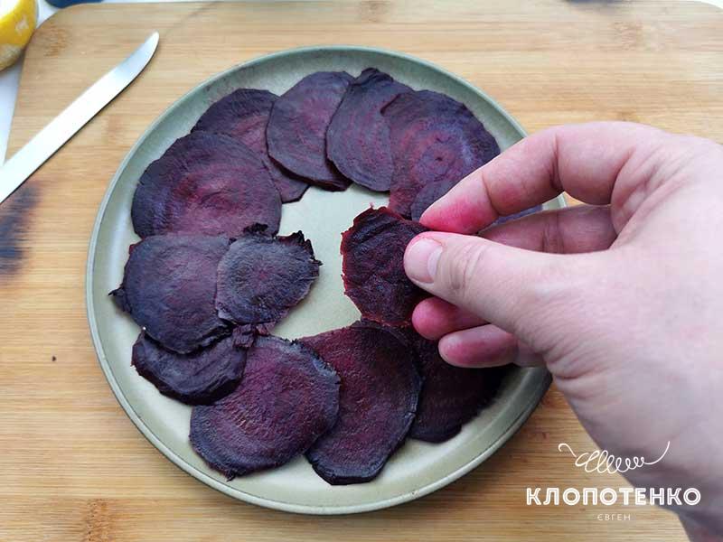 Выстелите тонкими слайсами дно тарелки