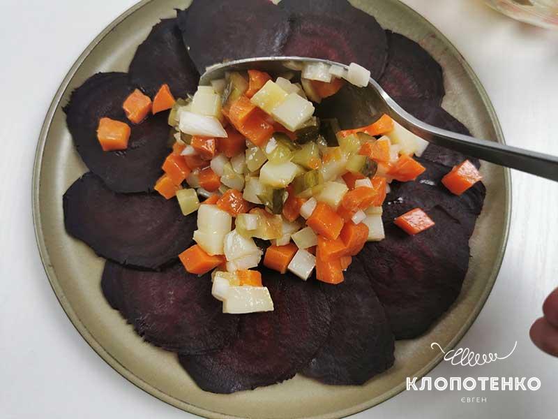 Небольшой горкой выложите овощи