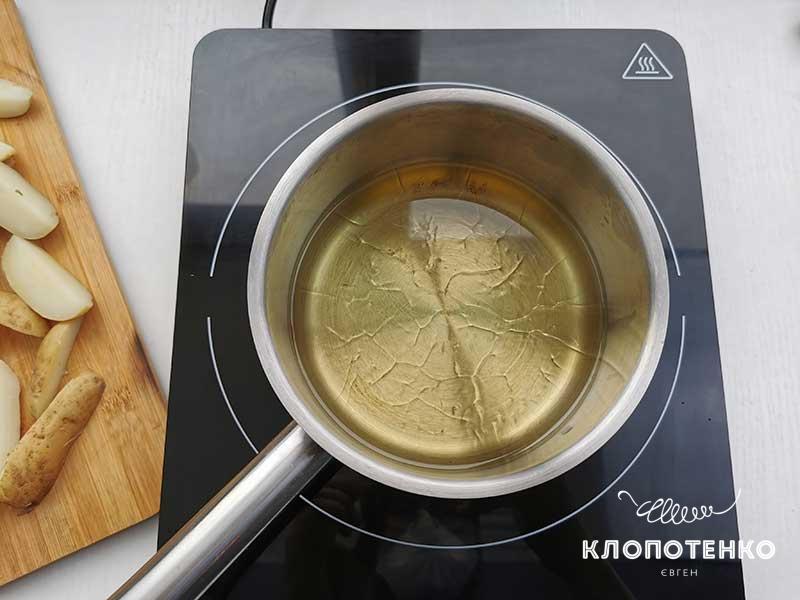 Разогрейте подсолнечное масло