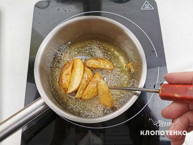 Выложите картофель в масло