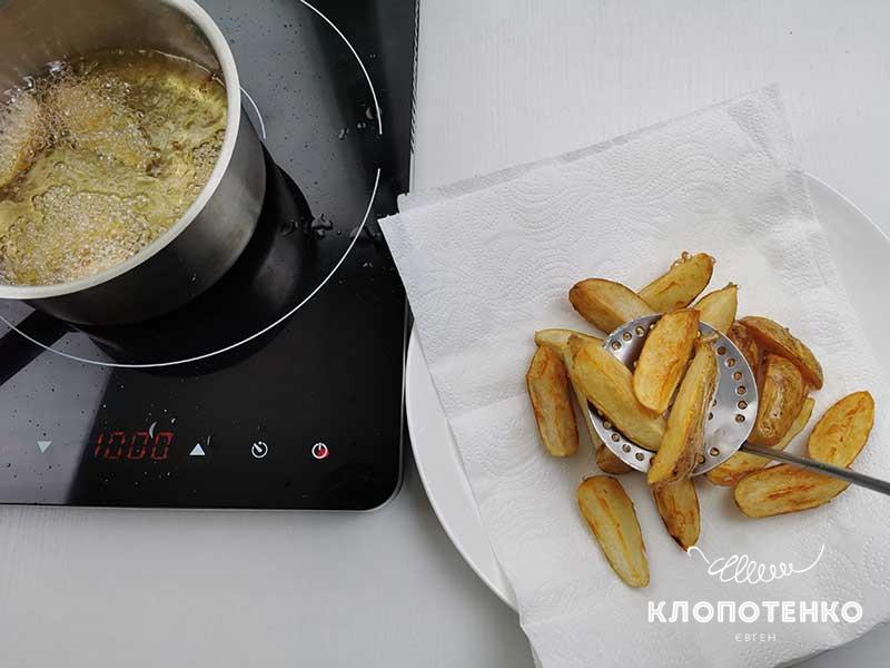 Выложите картофель на бумажное полотенце