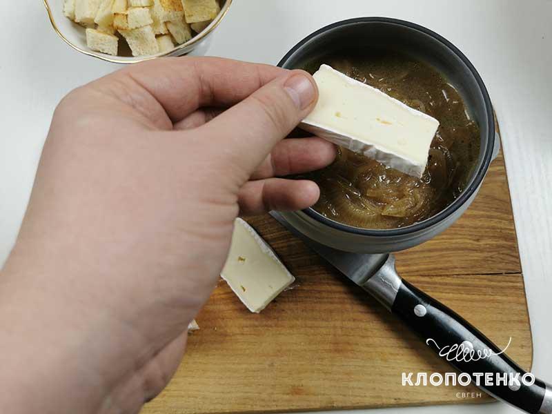Добавьте в тарелки по кусочку бри