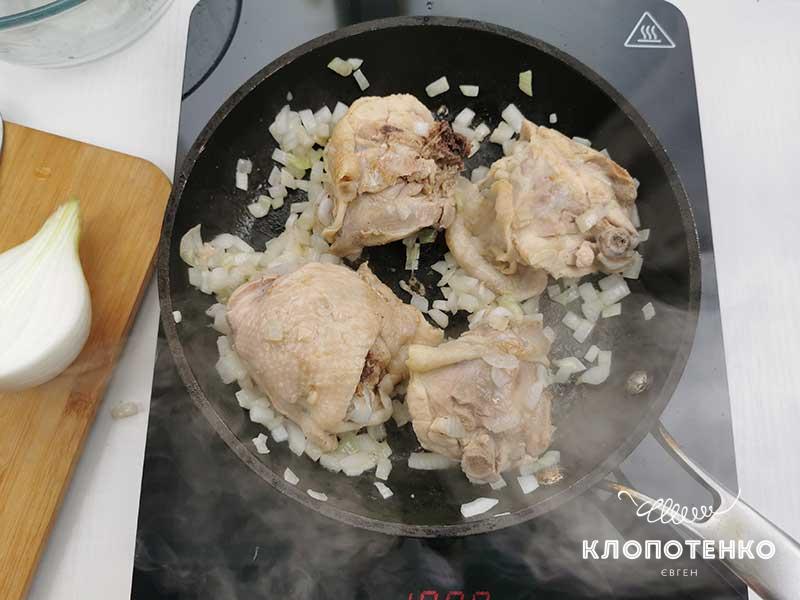 Добавьте отваренные куриные бедра