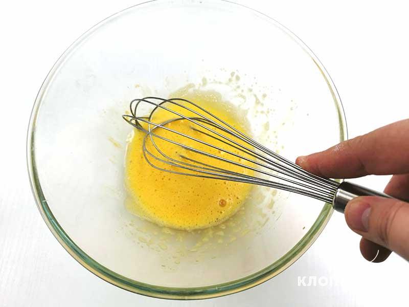 Смешайте желтки с горчицей и соком лимона