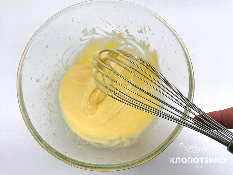 Влейте подсолнечное масло