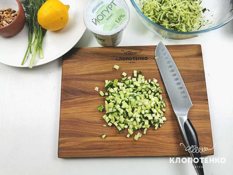 Нарежьте огурец кубиком