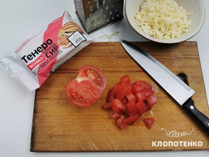 Нарежьте томат