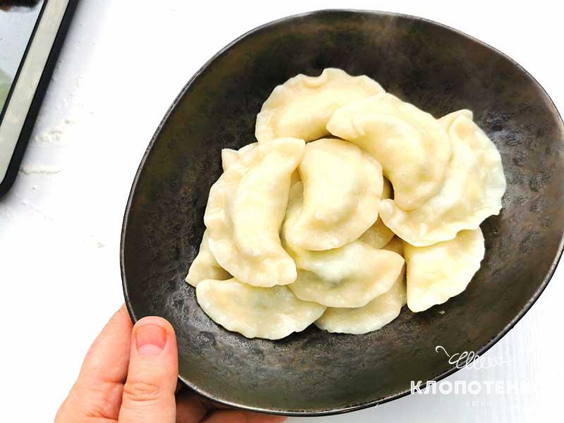 Подавайте вареники горячими с сырным соусом