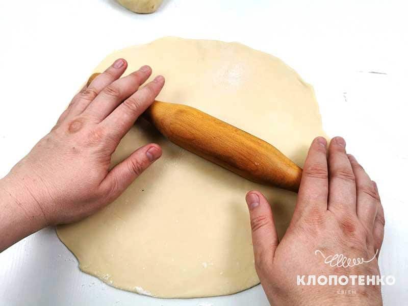 Отдохнувшее тесто раскатайте