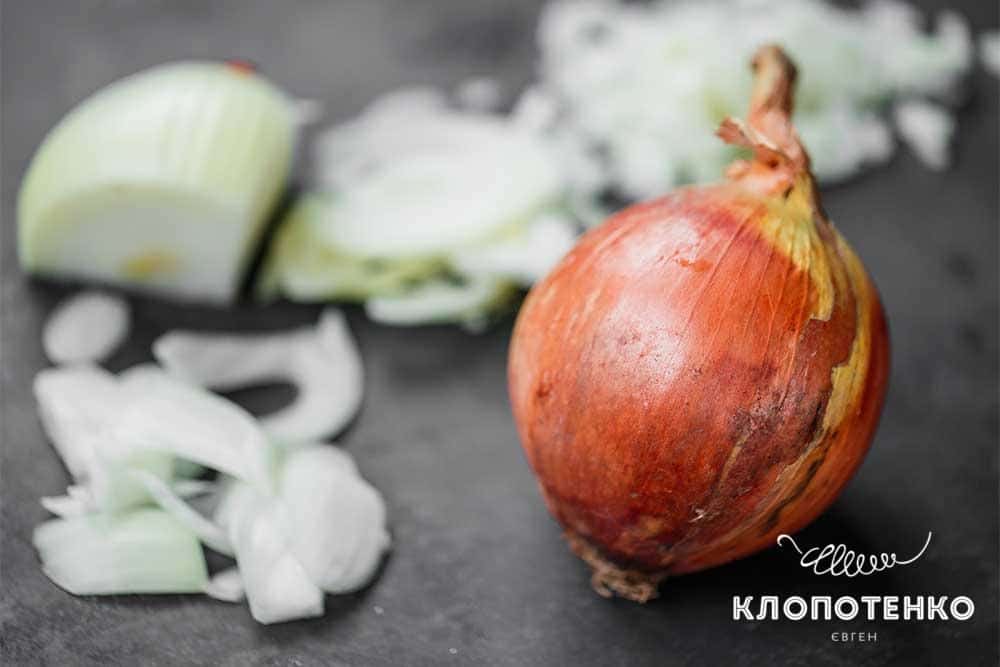 Як почистити та нарізати цибулю