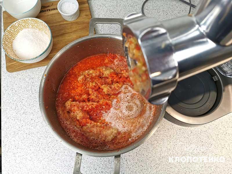 Пропустите овощи через мясорубку