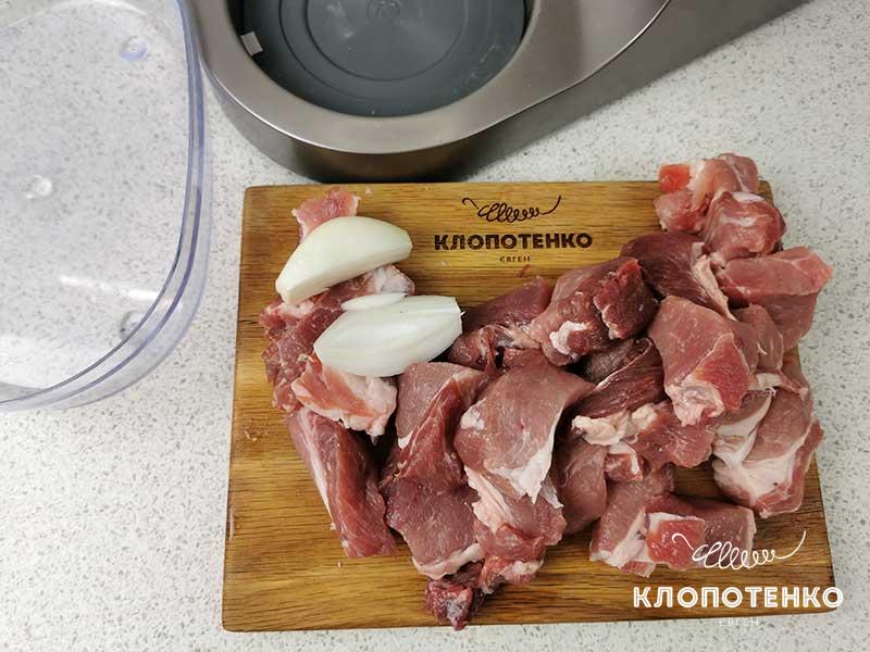 Нарежьте мясо и овощи