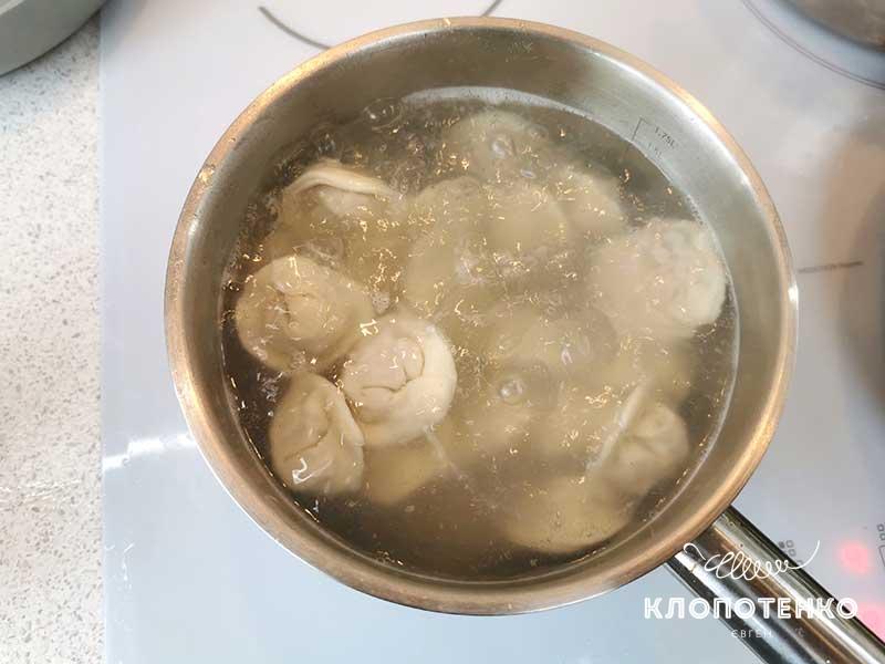 Отварите пельмени