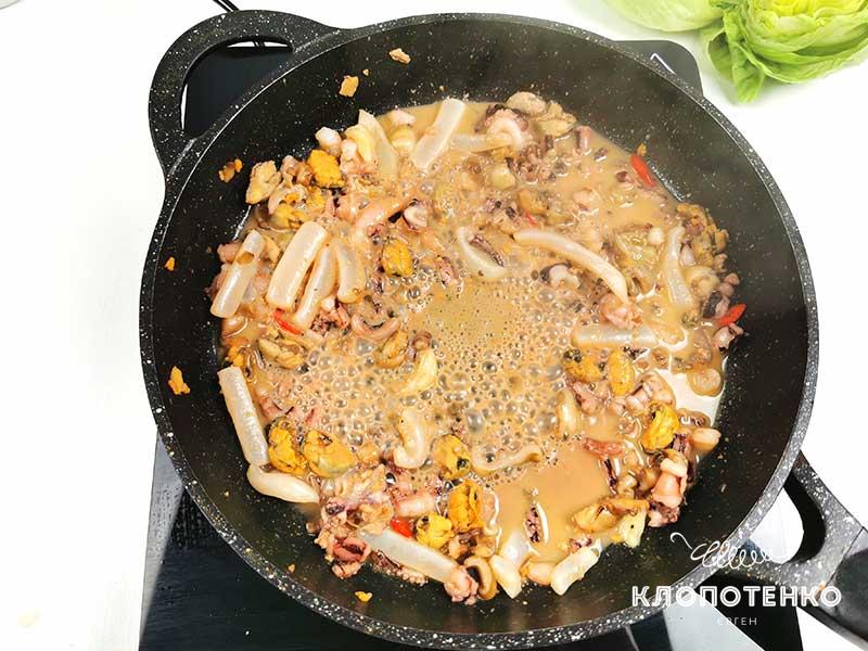 Добавьте морской коктейль в сковородку