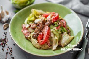 Салат с морепродуктами и соусом коктейль