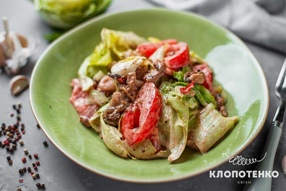 Салат з морепродуктами і соусом коктейль