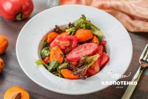 Салат з томатами і абрикосами