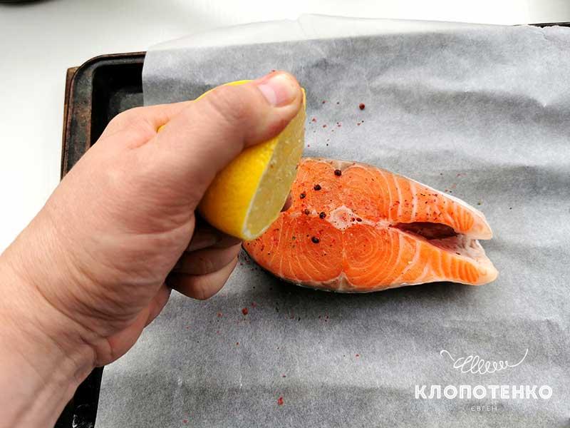 Полейте стейк соком лимона