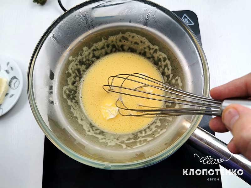 Затем добавляйте вторую часть масла